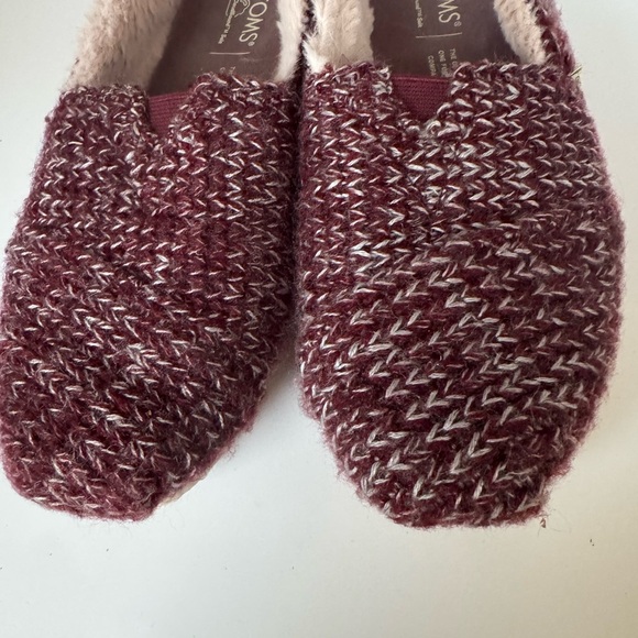 Tom’s Women’s Ortholite Flats Shoes Size 5.5 Burgundy Cozy Faux Fur Slip On’s - Picture 2 of 15